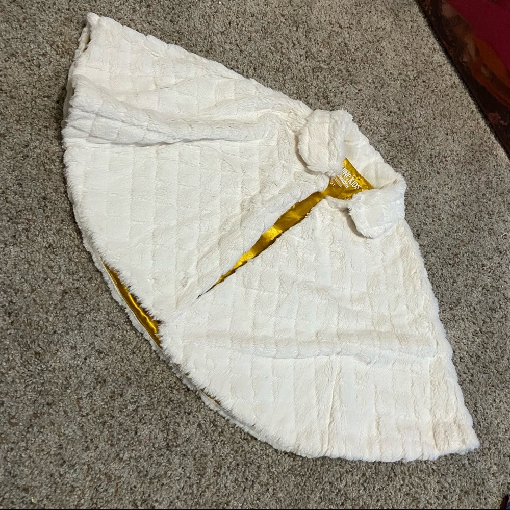 Fur cape with gold lining barely used and so posh